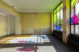 Ausstellungsansicht, in der Nähe, Salon am Moritzplatz, Malerei auf Fenster von Solweig de Barry