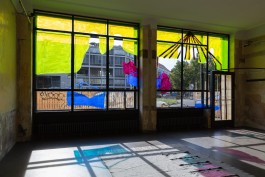 Ausstellungsansicht, in der Nähe, Salon am Moritzplatz, Malerei auf Fenster von Solweig de Barry