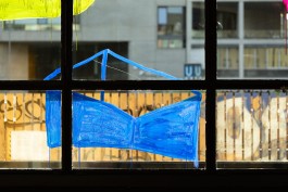 Ausstellungsansicht, in der Nähe, Salon am Moritzplatz, Malerei auf Fenster von Solweig de Barry