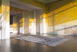 Ausstellungsansicht, in der Nähe, Salon am Moritzplatz, Malerei auf Fenster von Solweig de Barry